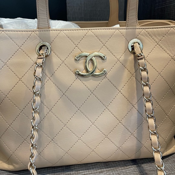 SOLD Chanel! LIKE NEW Small Shopping tote 20P beige - Picture 3 of 10